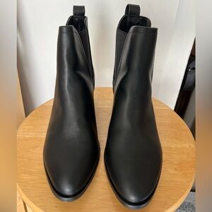 Women’s Black Boot Size 8 *NEW WITH TAGS*